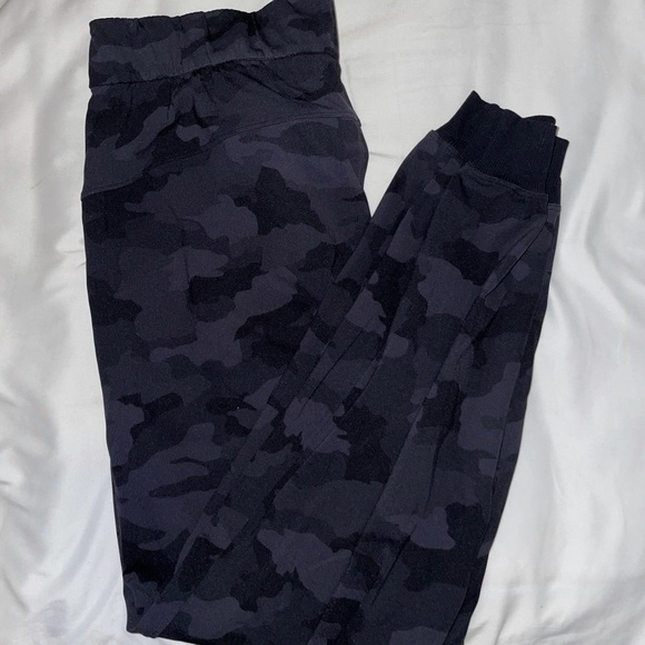 Lululemon camp print joggers - Picture 2 of 3
